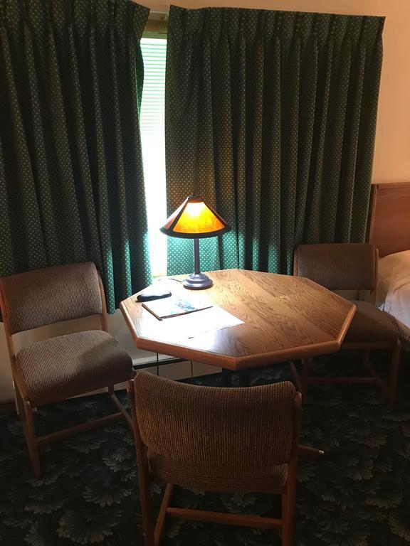 Mcgovern'S Motel And Suites Sun Prairie Экстерьер фото