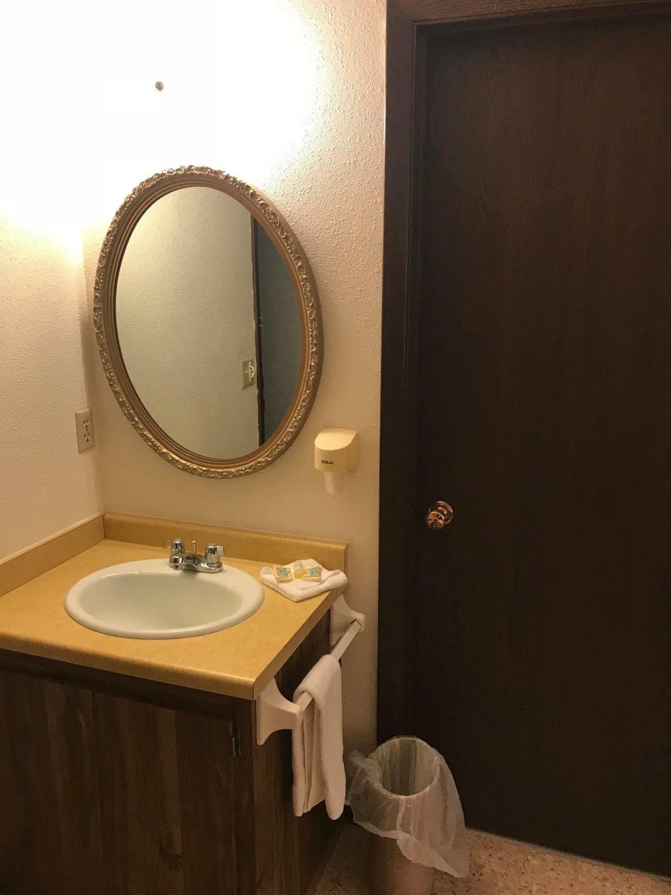 Mcgovern'S Motel And Suites Sun Prairie Экстерьер фото